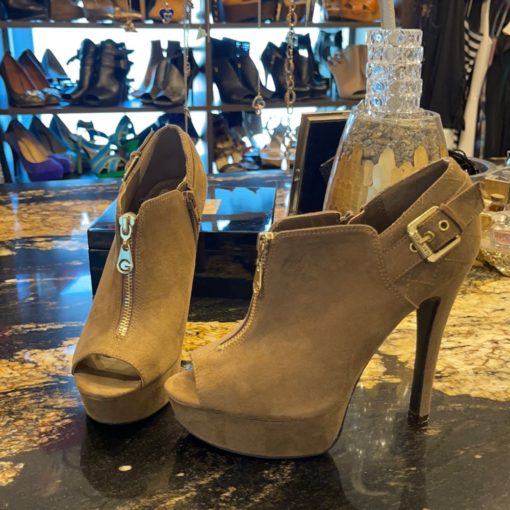 Hot Guess booties perfect for fall size 6